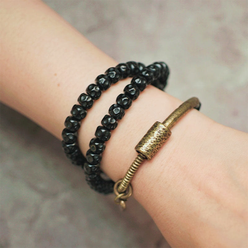 Kupfer Retro Coconut Armband mit schwarzen Perlen elegant am Handgelenk getragen