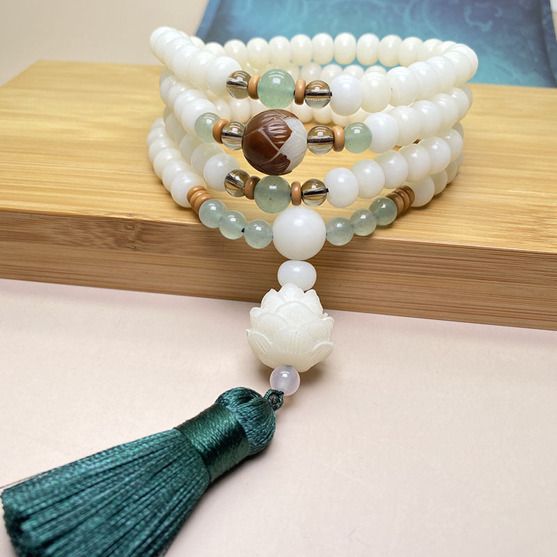 Weiße Jade Mala mit Quaste auf Holz, Schutz & Ruhe Armband