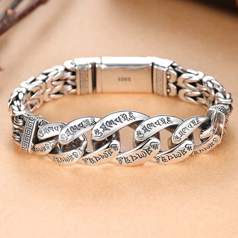 Silbernes Om Mani Padme Hum Armband mit graviertem Design am Handgelenk getragen.