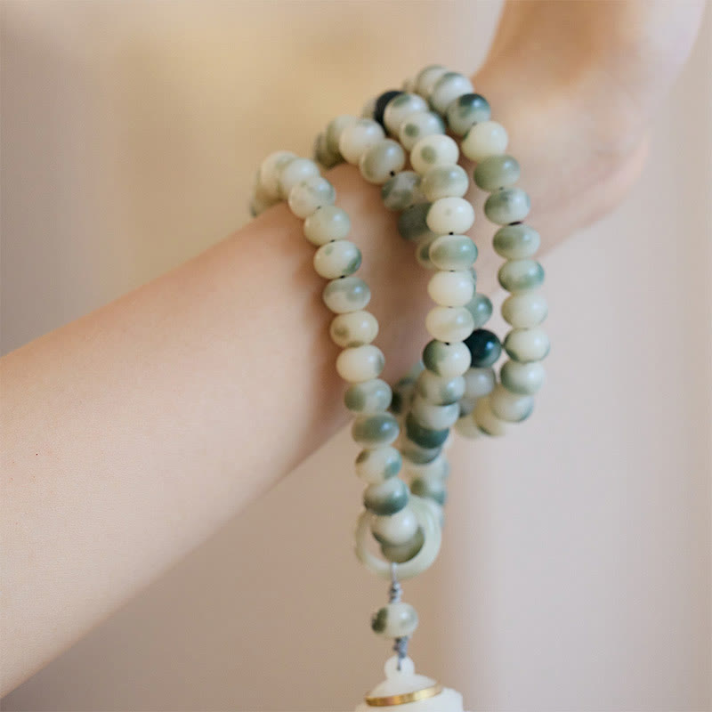 Armband Bodhi Lotus mit Perlen am Handgelenk getragen natürlich