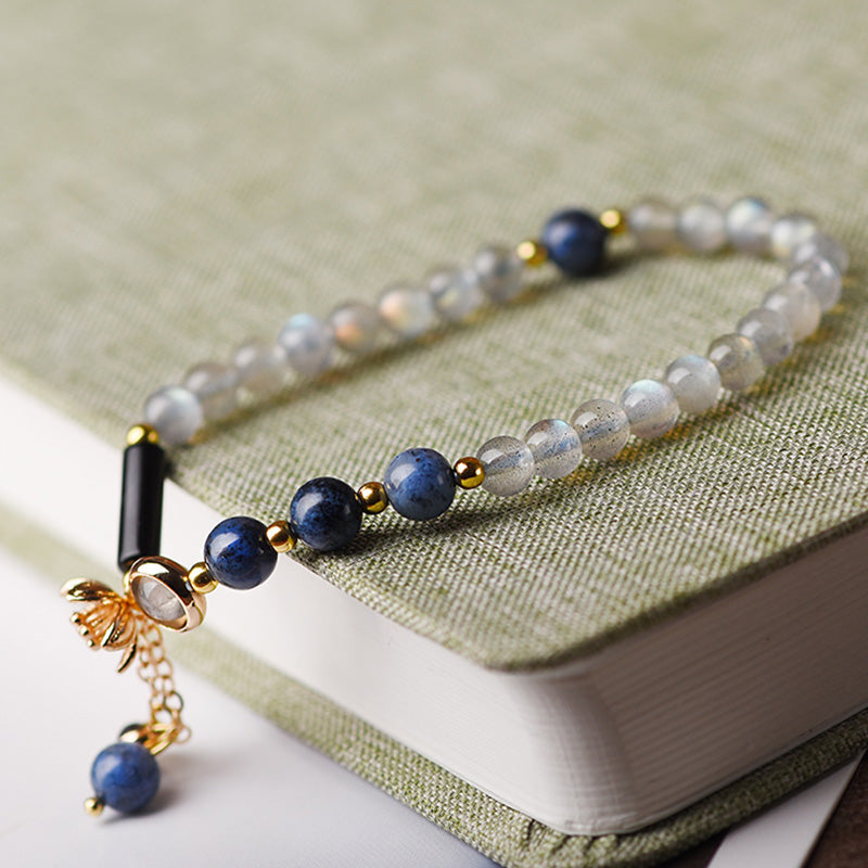 Mondstein Armband mit Lapislazuli Perlen goldene Akzente elegant.