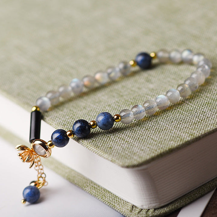 Mondstein Armband mit Lapislazuli Perlen goldene Akzente elegant.