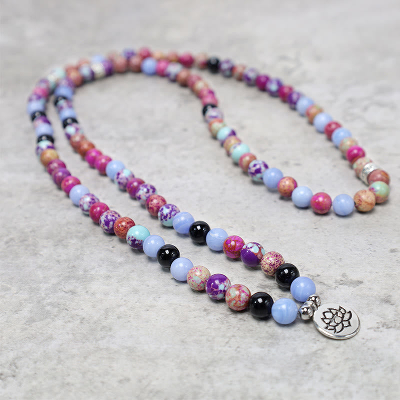 Armband Lila Miano Real Lotus auf grauem Hintergrund Perlenarmband flach gelegt