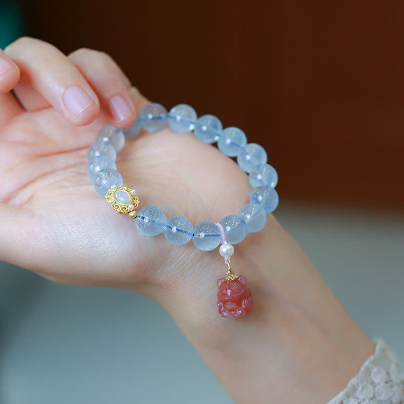 Armband Aquamarin Roter Achat Heilstein Perlen elegant getragen Handgelenk