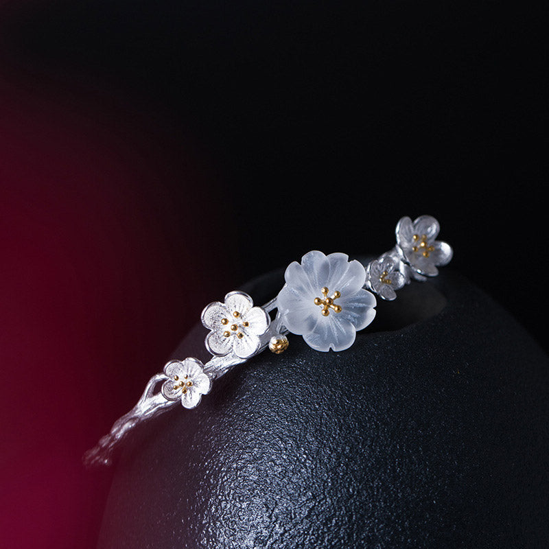 Armband 925 Silber – Segen Balance mit Blütenblättern am Handgelenk getragen