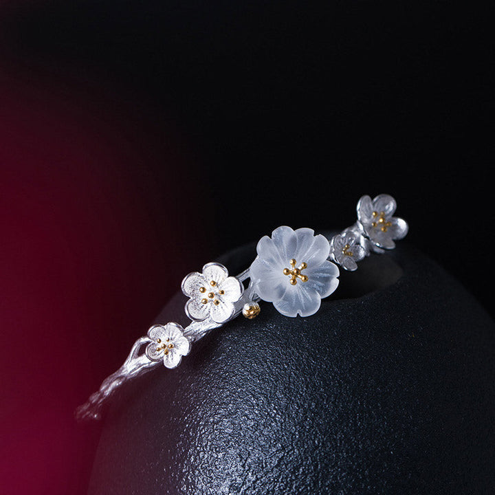 Armband 925 Silber – Segen Balance mit Blütenblättern am Handgelenk getragen