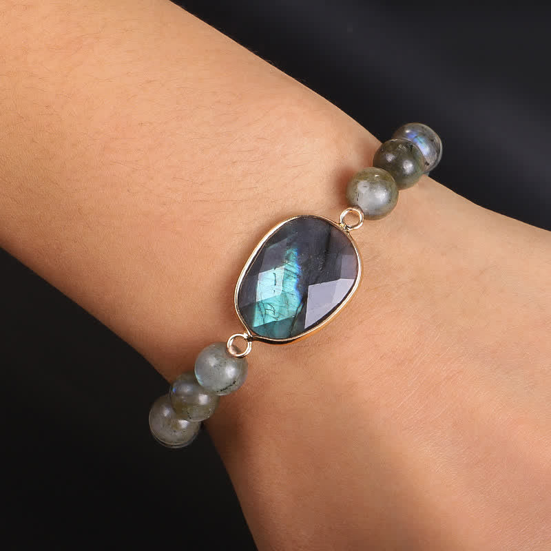 Armband Labradorit Mondstein am Handgelenk getragen, blaue Kristalle