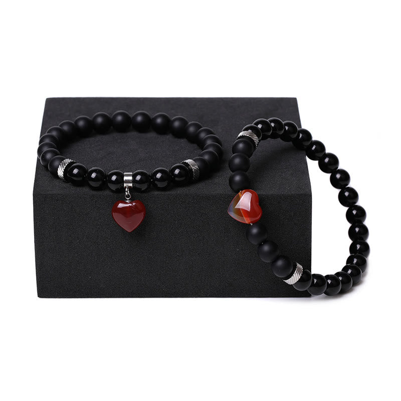 Armband Schwarzer Onyx Kristall Paar mit roten Herzanhängern elastisch.