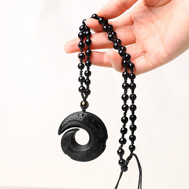 Obsidian Anhänger Friedensschnalle schwarze Kette Naturstein Schmuck getragen