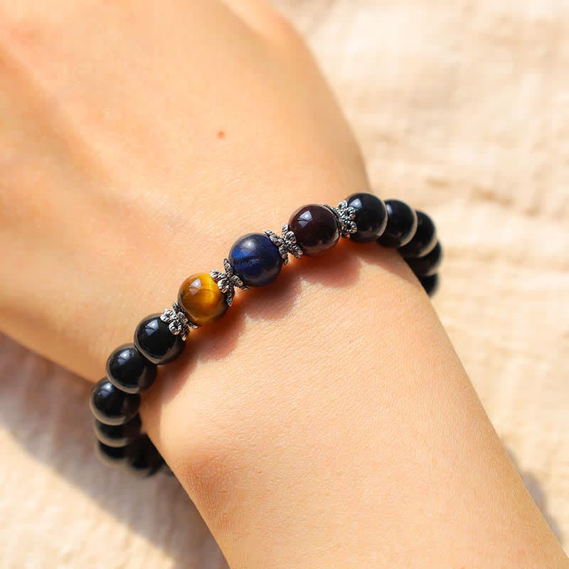 Armband Schwarzer Obsidian Tigerauge am Handgelenk getragen Naturstein Perlen
