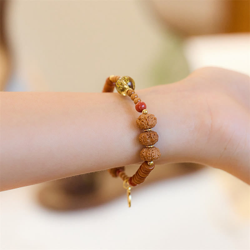 Bodhi-Samen Armband mit roten Perlen am Handgelenk getragen elastisch