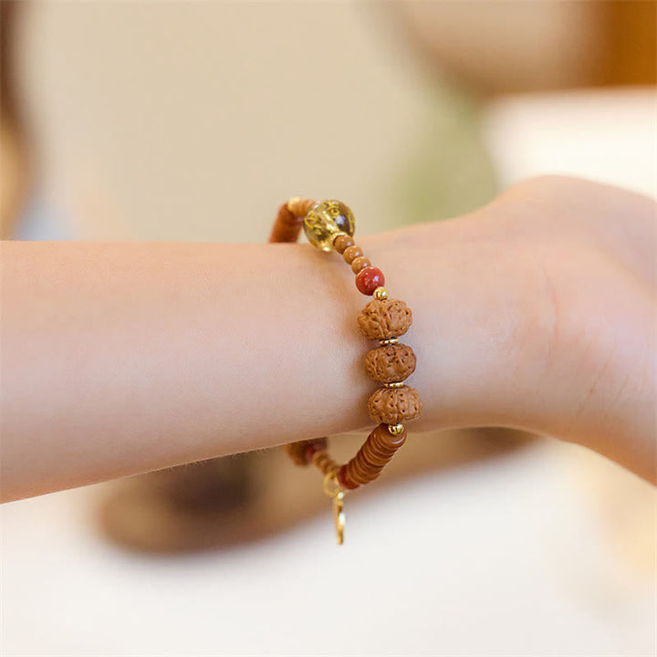 Bodhi-Samen Armband mit roten Perlen am Handgelenk getragen elastisch