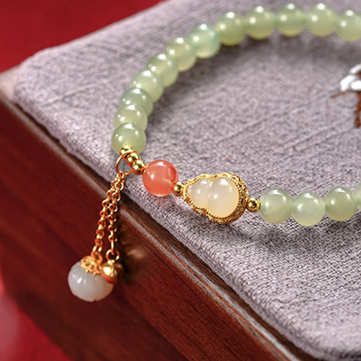 Jade Armband mit grünen Perlen und goldenen Verzierungen elegant.