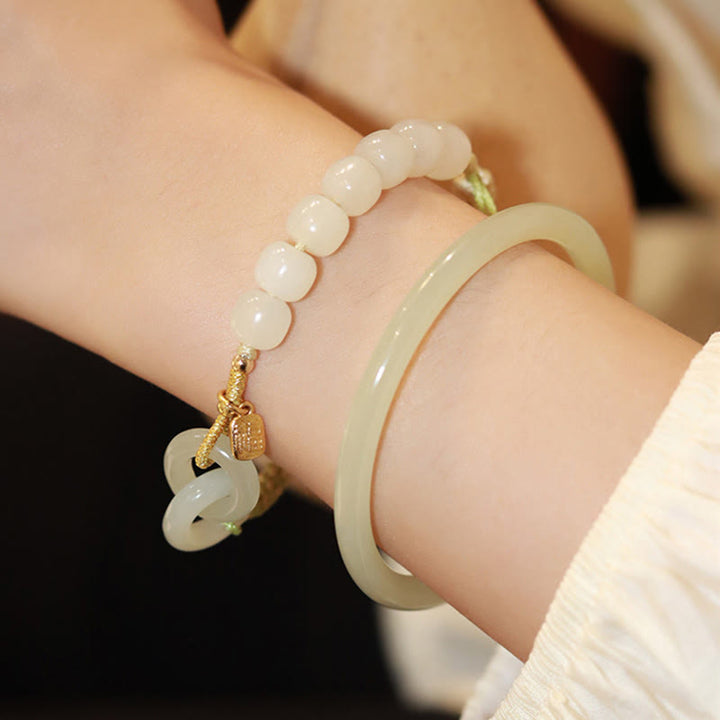 Jade Armband mit Fu-Zeichen Perlen Anhänger elegant am Handgelenk getragen
