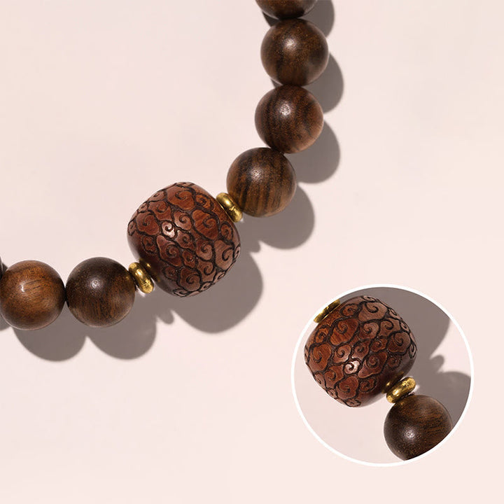 Armband Rosenholz Fu-Zeichen mit braunen Holzperlen und Messingakzenten.