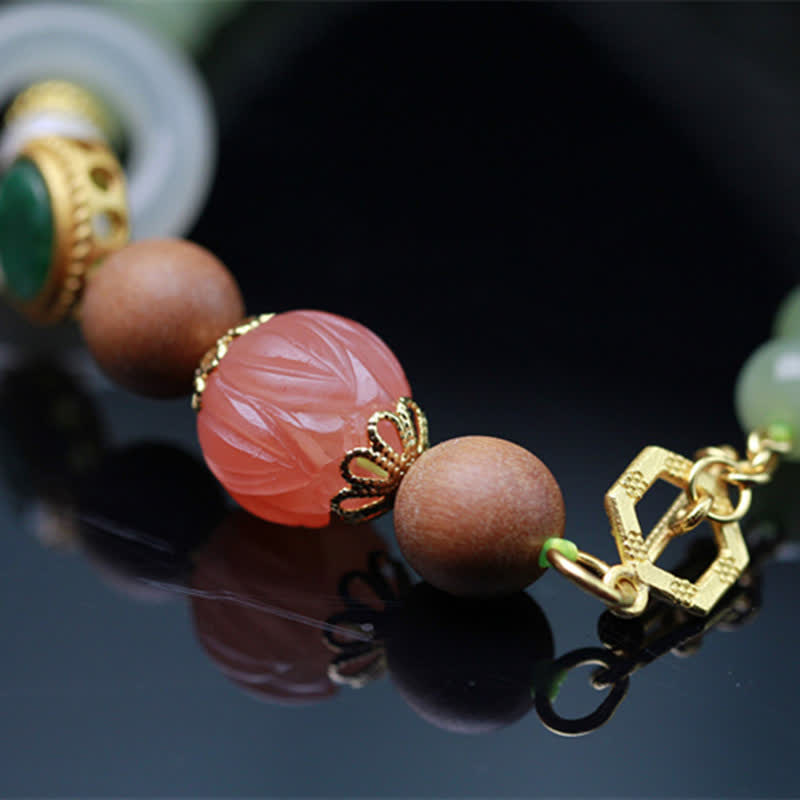 Armband Roter Achat Jade Lotus mit goldenen Perlen und Verschluss