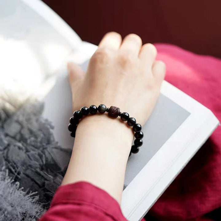 Schwarzes Obsidian Armband Om Mani Padme Hum am Handgelenk getragen