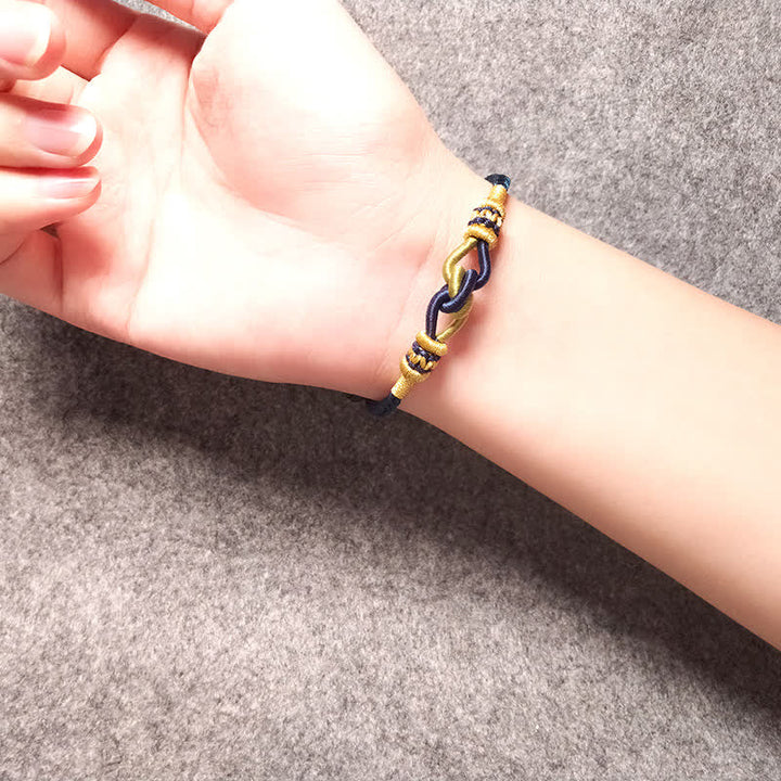 Armband Knotting Faith Stärke Geflochten getragen am Handgelenk blau gold