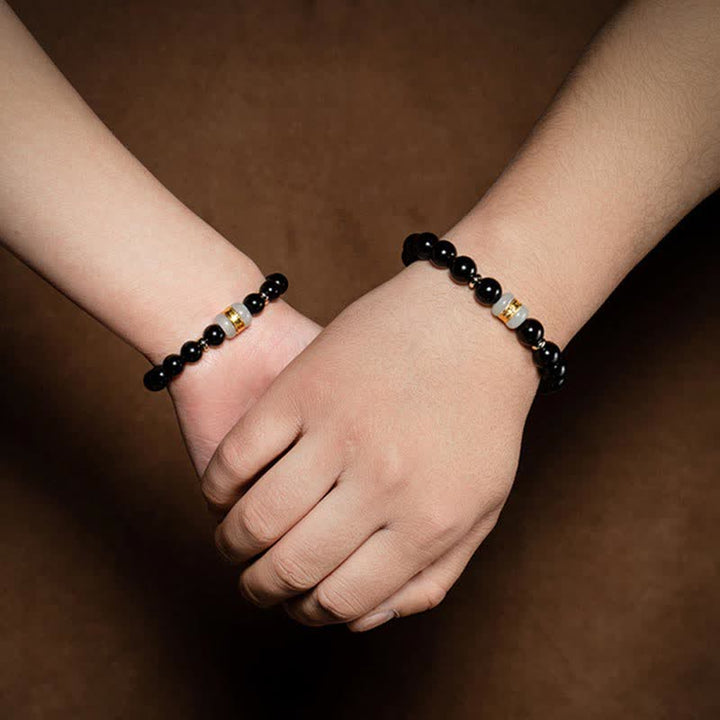Armband Schwarzer Obsidian Jade Om Mani Padme Hum am Handgelenk getragen Paar