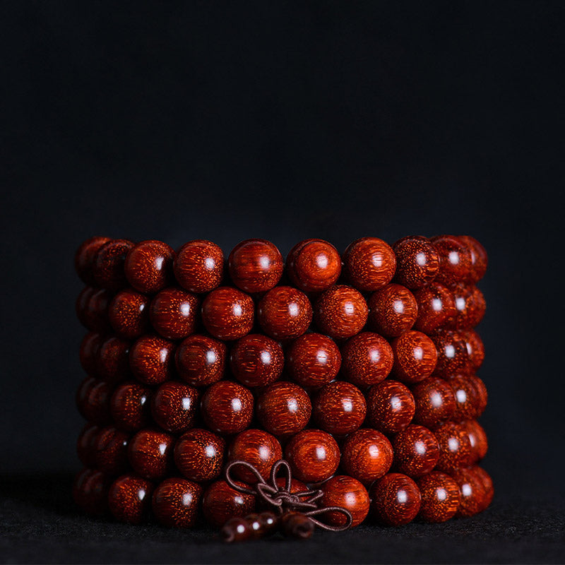 Rotes Sandelholz Armband Balance Perlen dunkel Nahaufnahme Produktfoto