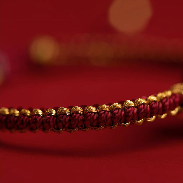 Armband Zinnober Fu-Zeichen – Frieden & Segen am Handgelenk getragen rot gold