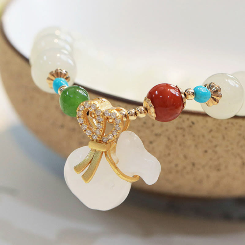 Armband Weiße Jade – Segen mit bunten Natursteinen und goldenen Elementen.