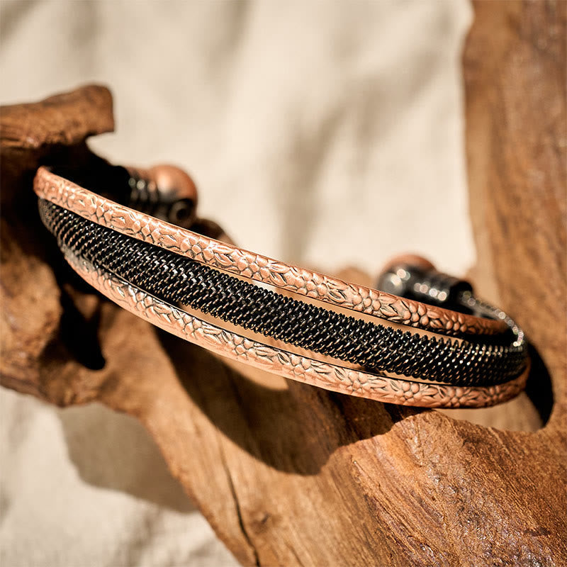 Armband Kupfer Blume Glück Balance Energie auf Holz Naturlicht