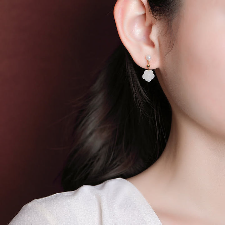 Ohrringe Jade Perle Blume Glück getragen Boho Schmuck spirituell elegant