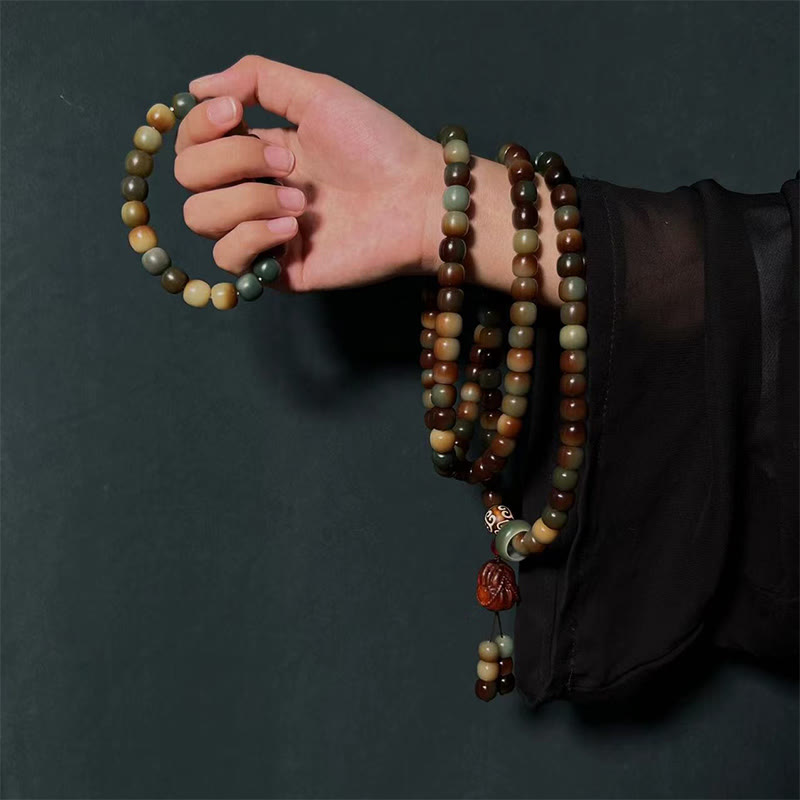 Armband Bodhi Mala – Frieden & Weisheit Bodhi Samen am Handgelenk getragen