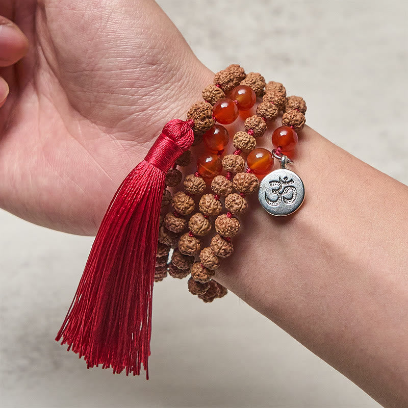 Mala Bodhi – Wohlstand & Balance Armband mit Quaste und Om-Anhänger am Handgelenk