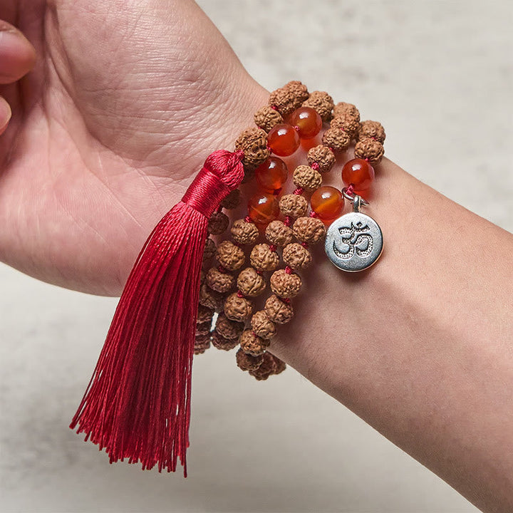 Mala Bodhi – Wohlstand & Balance Armband mit Quaste und Om-Anhänger am Handgelenk