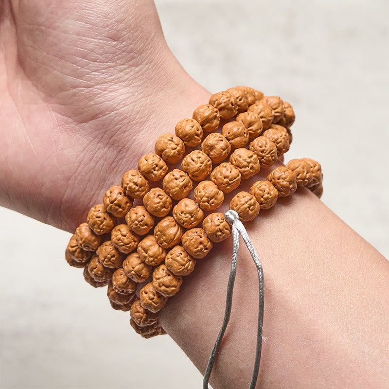 Mala Bodhi – Wohlstand Harmonie Armband Bodhi Samen am Handgelenk getragen