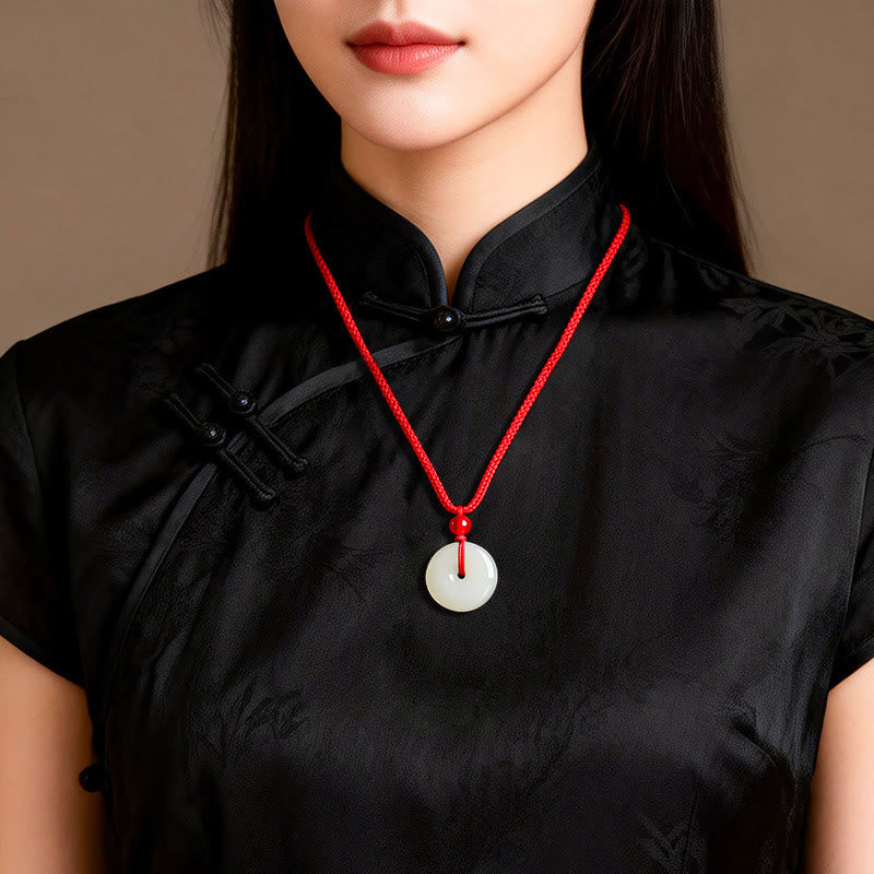 Weiße Jade Buddha Kette am Hals getragen rote Schnalle Frieden