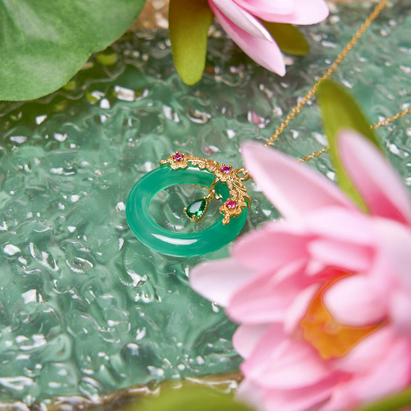 Grüne Chalzedon Kette Buddha Schnalle Frieden Naturstein elegant getragen