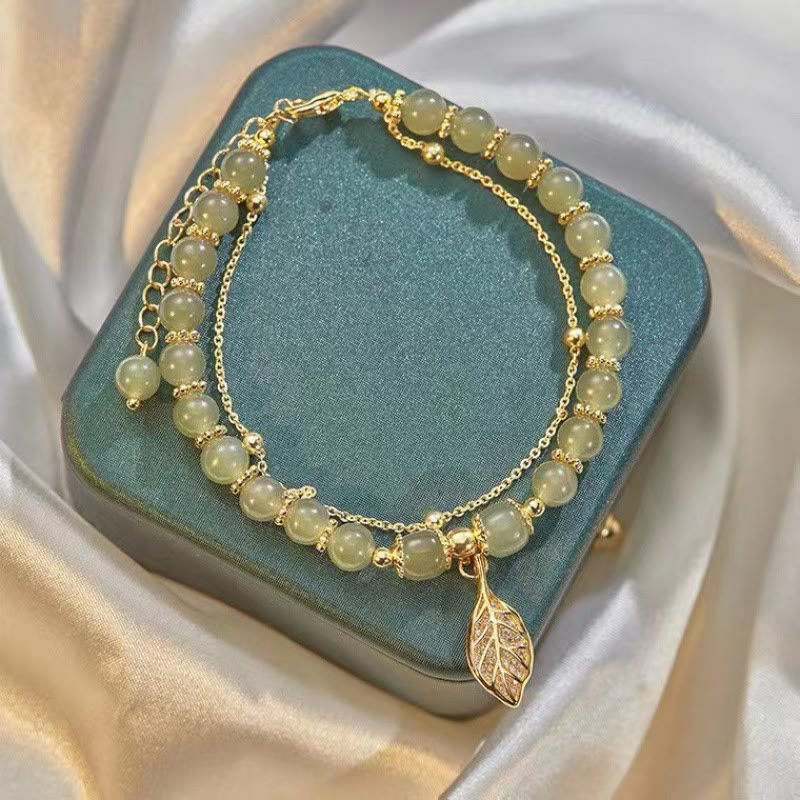 Jade Armband mit goldenen Perlen und Blatt-Anhänger elegantes Design