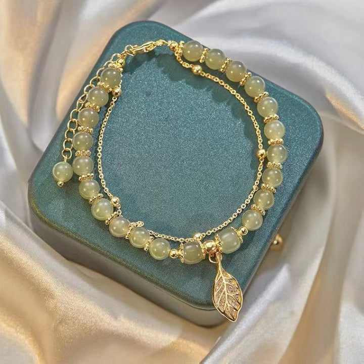 Jade Armband mit goldenen Perlen und Blatt-Anhänger elegantes Design