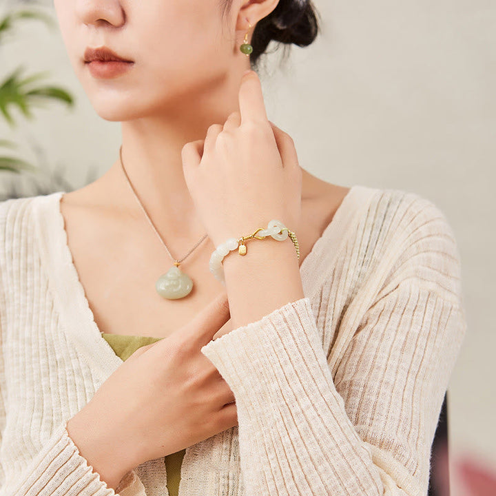 Jade Armband Fu-Zeichen Frieden Fülle elegantly worn on wrist