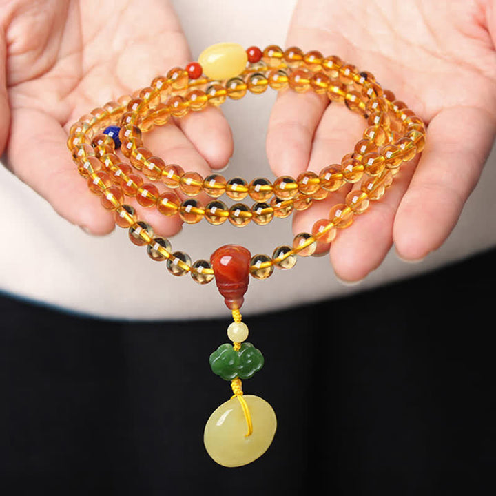 Armband Roter Achat Citrin Pixiu am Handgelenk mit Schutzsteinen getragen