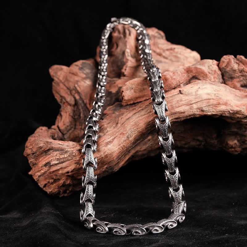 Silbernes Drachen-Armband auf Holz, elegantes Schutz Balance Design.