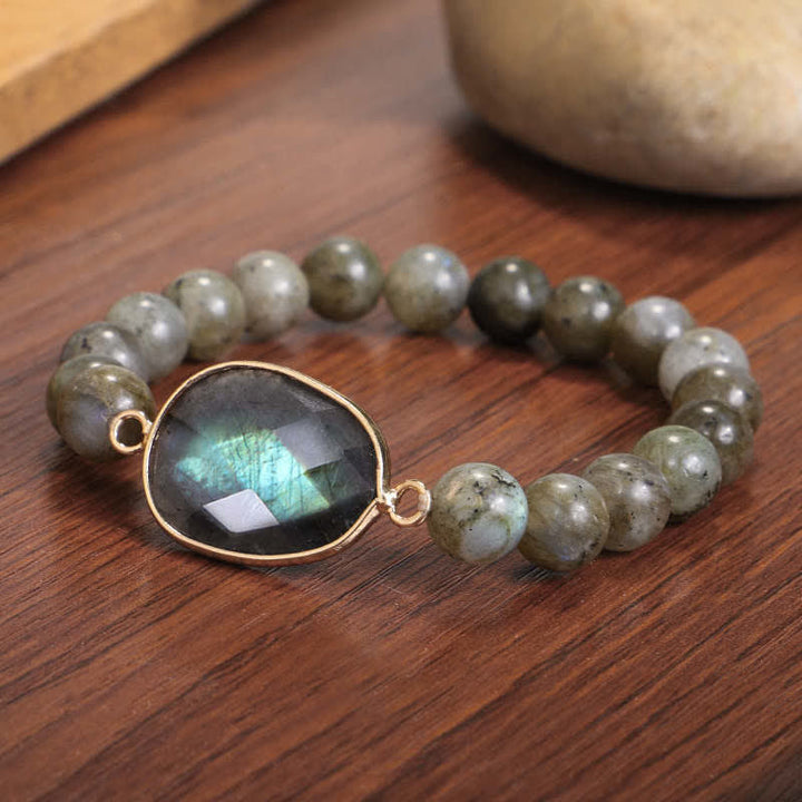 Armband Labradorit Mondstein mit grünem Glanz auf Holz Nahaufnahme