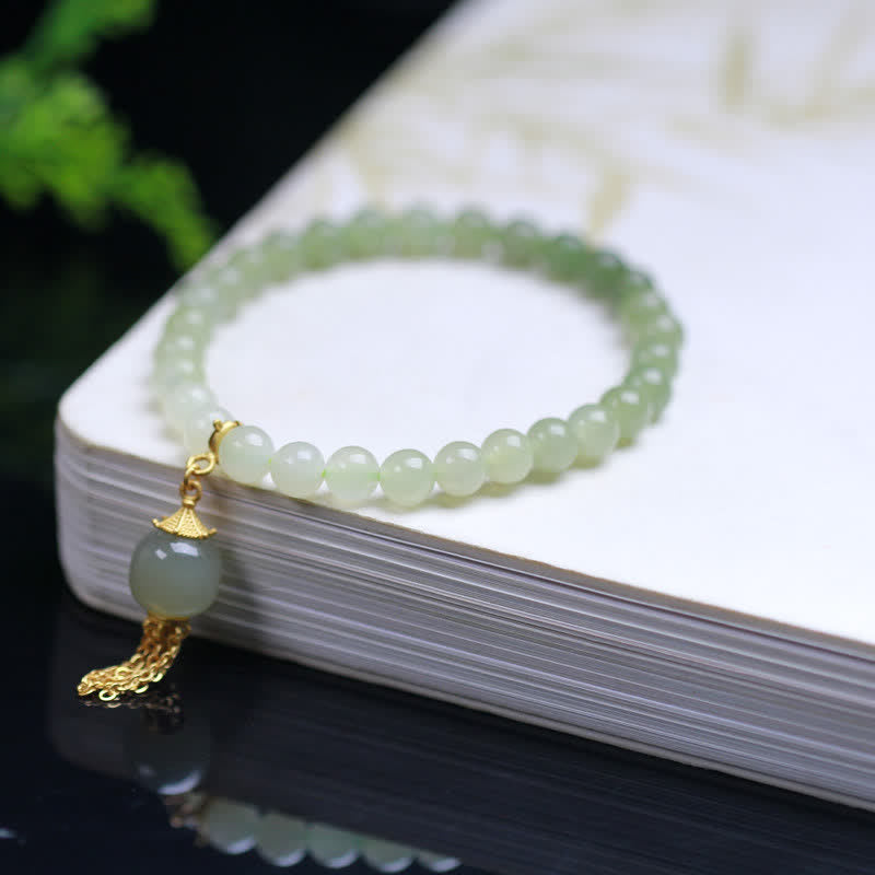 Hellgrünes Jade Armband 925 Silber mit Anhänger elegant präsentiert