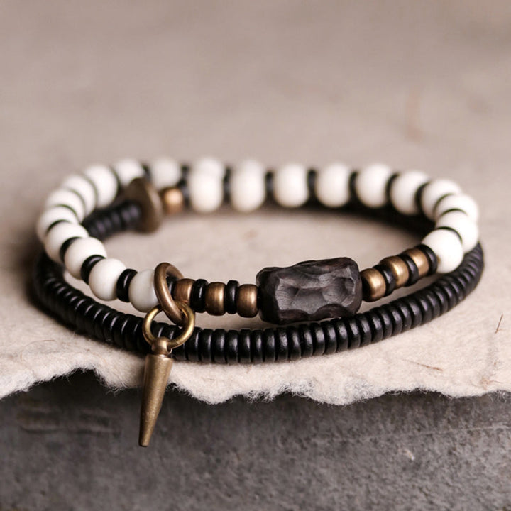 Armband Kupfer Ebenholz Paar Stärke Flatlay weiße schwarze Perlen