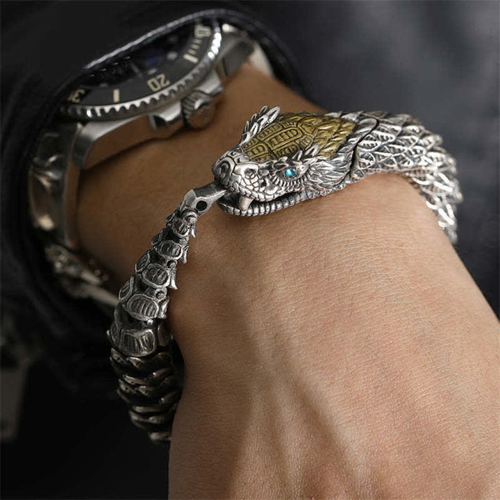 Silbernes Drachen Armband am Handgelenk mit Uhr getragen.