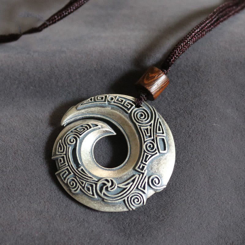 Silberne Kette Kupfer Glücksmünze spirales Muster Mondanhänger