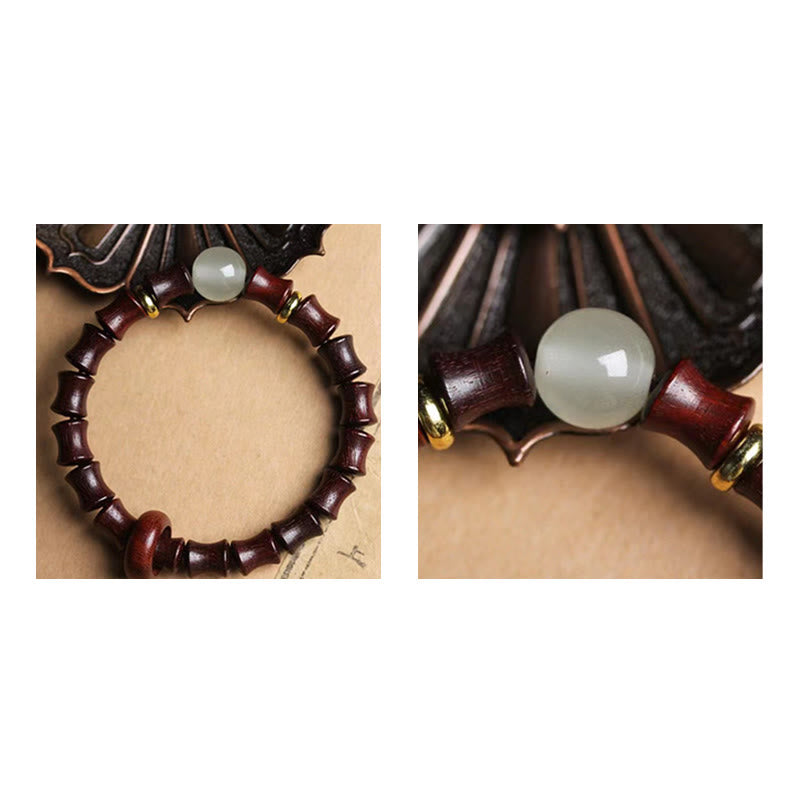 Sandelholz Armband mit Jade-Perle am Handgelenk, braun elastisch getragen