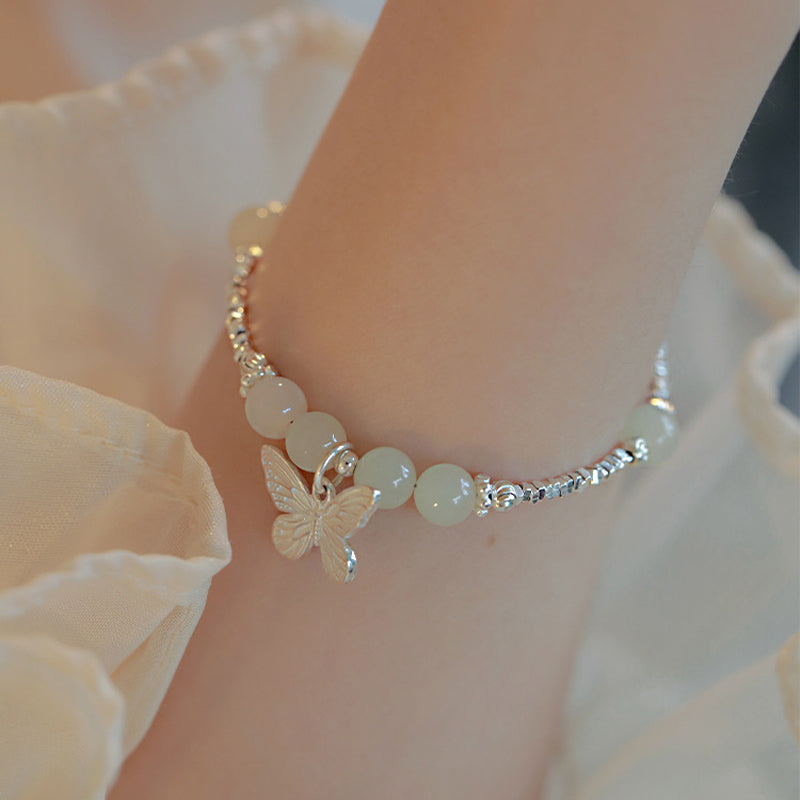 Jade Armband 925 Silber mit Schmetterling Charm elegant am Handgelenk