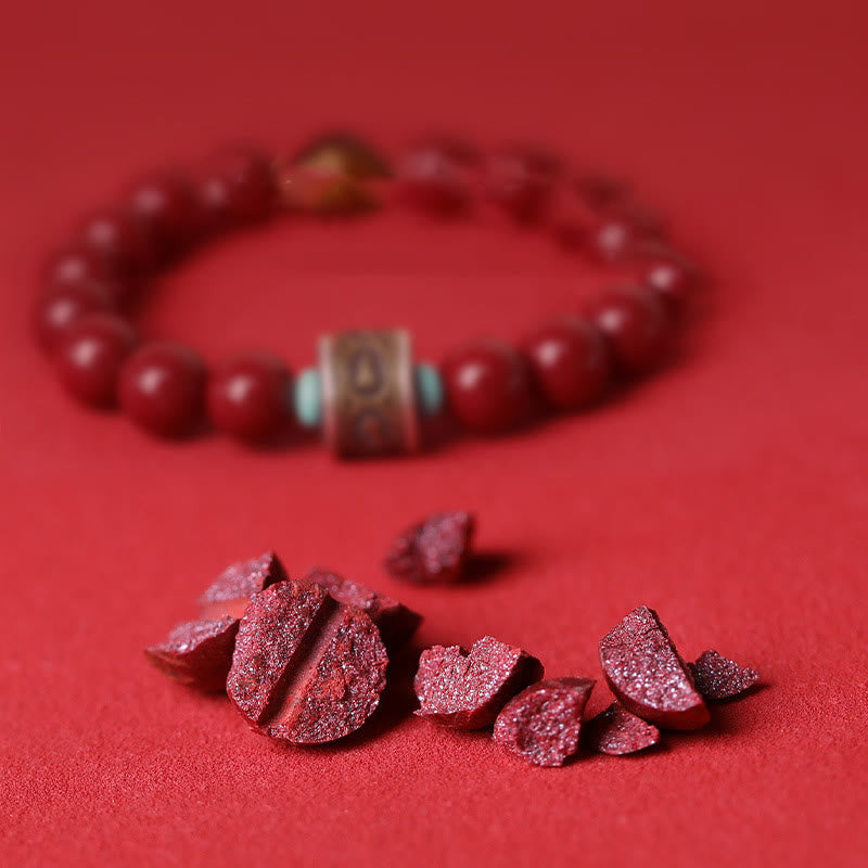 Rotes Armband mit Om Symbol eleganter Schmuck auf rotem Hintergrund