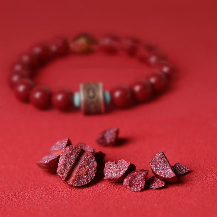 Rotes Armband mit Om Symbol eleganter Schmuck auf rotem Hintergrund