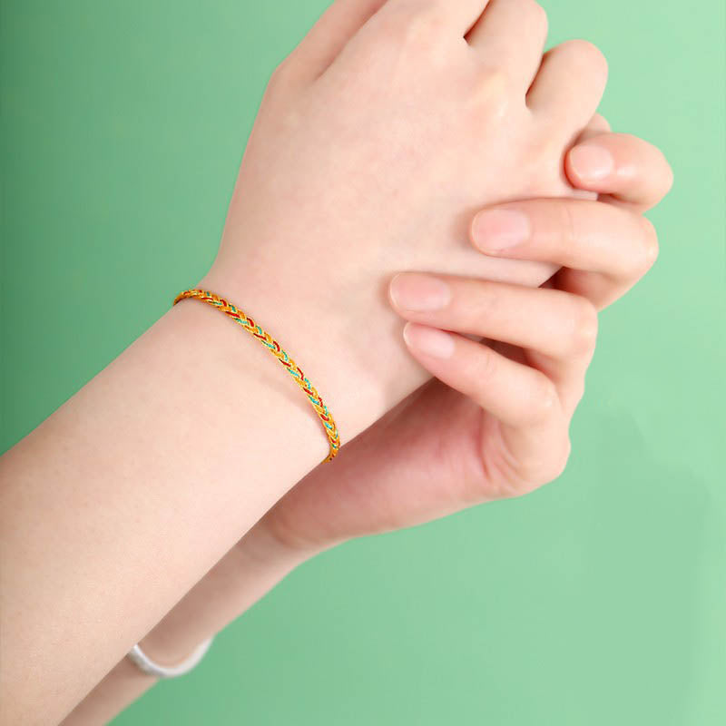 Armband Bunt Drachen Scale Geflochten am Handgelenk getragen Mintgrün Hintergrund