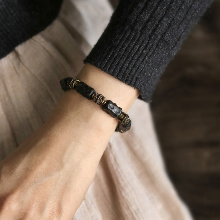 Armband Kupfer Ebenholz am Handgelenk getragen schwarzer Naturstein elastisch